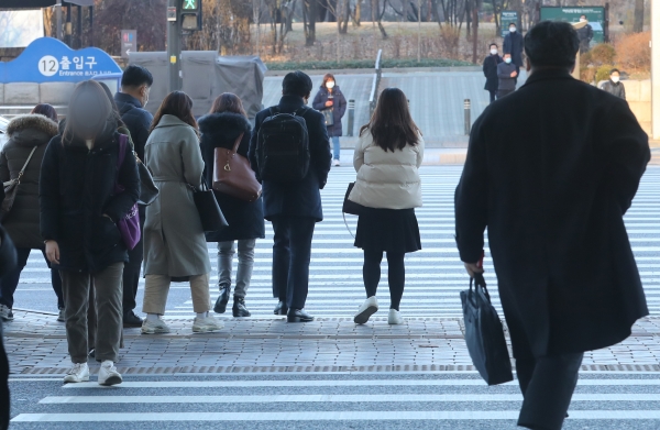 서울 아침최저기온 -3도 등 전국 대부분 지역이 영하권의 추위가 찾아온 1일 오전 서울 영등포구 여의도환승센터에서 두꺼운 옷차림의 시민들이 출근길 발걸음을 옮기고 있다. (사진=뉴시스)