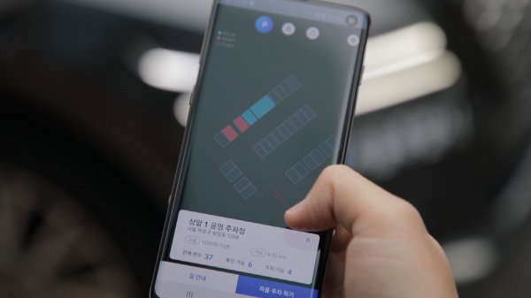 LG유플러스 관계자가 모바일 앱을 통해 5G 자율주행차 'A1(에이원)'을 인근 주차장 빈 자리로 자율주차 보내는 화면. (사진=LG유플러스 제공)