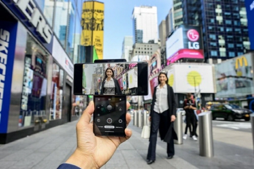 뉴욕 타임스스퀘어 광장에서 모델이 LG 윙 사용하는 모습