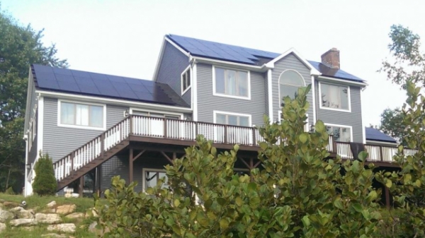 미국 뉴햄프셔주 주택에 설치된 한화큐셀 태양광 모듈 (사진=한화솔루션 큐셀부문 제공)
