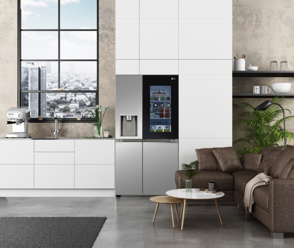 LG전자가 미국 현지시간 내달 11일에 개막하는 CES 2021 전시회에서 디자인과 위생을 강화한 LG 인스타뷰(LG InstaView, 국내명: 노크온 매직스페이스) 냉장고 신제품을 공개한다. LG 인스타뷰 냉장고의 연출 사진 (사진=LG전자 제공)