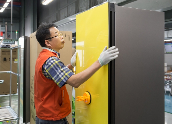 코로나 이전 2019년 광주광역시 광산구 하남산단 6번로에 위치한 삼성전자 광주사업장에서 직원들이 개개인의 라이프스타일에 따라 자유로운 조합이 가능한 모듈러 타입의 ‘비스포크 냉장고’를 생산하고 있다. (사진=삼성전자 제공)