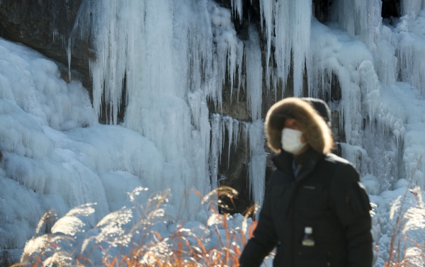 북극발 한파로 영하권 추위가 이어진 6일 서울 서대문구 홍제천 인공폭포가 얼어붙어 있다.(사진=뉴시스)