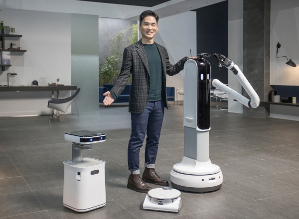 삼성전자 승현준 사장이 CES 2021 삼성 프레스컨퍼런스에서 '삼성봇™ 케어', '제트봇 AI', '삼성봇™ 핸디'를 소개하고 있다. (사진=삼성전자 제공)