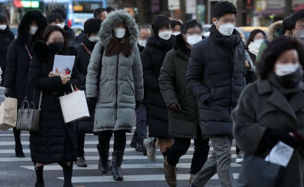 서울 아침 기온이 영하 12도 안팎까지 떨어진 6일 오전 서울 종로구 광화문사거리에서 시민들이 출근길 발걸음을 재촉하고 있다. (사진=뉴시스)