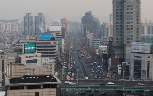 초미세먼지 농도가 수도권과 충청도에서 '나쁨' 수준을 보이는 12일 오전 서울 동작구 사당역 인근 도로 주변이 뿌옇게 보이고 있다.(사진=뉴시스)