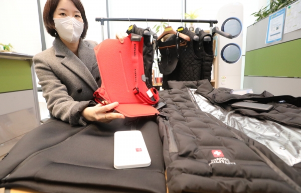 한국소비자원 관계자가 18일 오전 정부세종청사에서 발열조끼 10개 제품을 대상으로 보온성과 안전성 등을 시험·평가한 결과를 설명하고 있다. (사진=뉴시스)