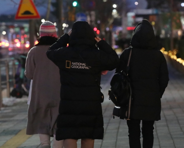 한파주의보가 발효되는 18일 오후 서울 송파구에서 시민들이 모자를 눌러쓰고 퇴근길 발걸음을 재촉하고 있다.(사진=뉴시스)