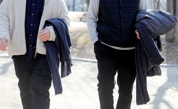 낮부터 추위가 물러가는 20일 오후 점심시간 서울 영등포구 여의도공원에서 시민들이 겉옷을 벗어 팔에 걸치고 있다.(사진=뉴시스)