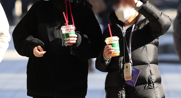 서울 지역 기온이 영상권을 회복한 20일 오후 서울 청계천에서 아이스 커피를 손에 쥔 시민들이 걷고 있다. (사진=뉴시스)