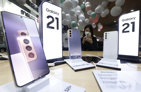 삼성전자가 스마트폰 신모델 '갤럭시 S21' 시리즈를 공개한 지난 15일 서울 광화문 KT에서 시민이 갤럭시 S21과 21+를 체험하고 있다.  (사진=뉴시스)