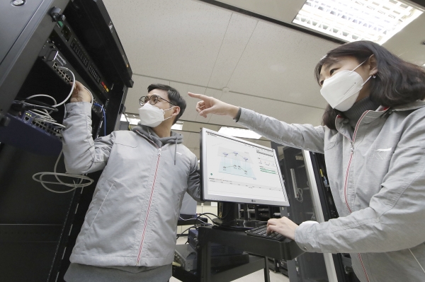KT 대전연구개발센터에서 연구원들이 양자암호 관련 기술 및 표준을 연구하는 모습 (사진=KT제공)