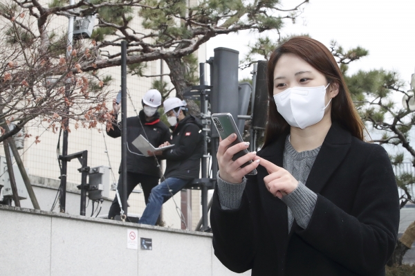 KT 직원들이 서울 종로구 KT 광화문사옥에 시범적으로 구축한 5G 단독모드(SA) 네트워크를 이용해 체감품질을 점검하고 있다. (사진=KT 제공)