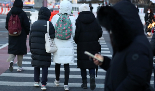 눈이 그치고 강풍과 추위가 찾아온 28일 오후 서울 종로구 광화문네거리에서 시민들이 퇴근길 발걸음을 옮기고 있다.(사진=뉴시스)