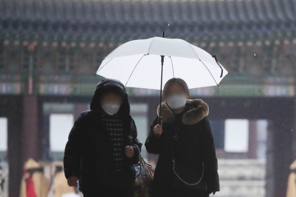 서울 지역에 비가 내리고 있는 21일 오후 서울 종로구 경복궁에서 우산을 쓴 시민들이 걷고 있다. (사진=뉴시스)
