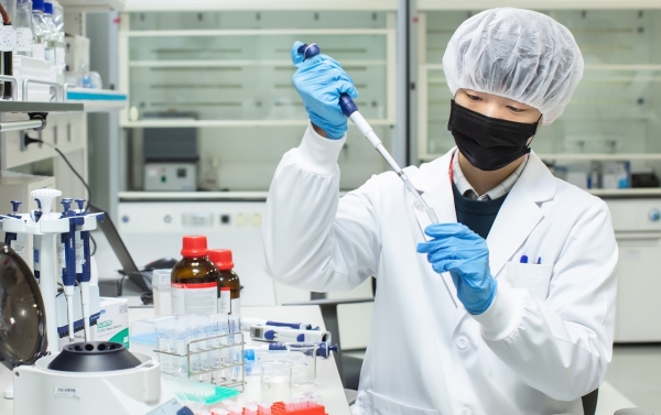 SK바이오사이언스 연구원이 백신개발을 위한 R&D를 진행하고 있다. (사진=SK바이오사이언스 제공)