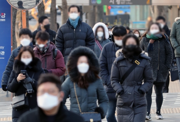 봄을 알리는 절기인 입춘에도 추위가 찾아온 3일 오전 서울 시청역 인근에서 시민들이 출근하고 있다. (사진=뉴시스)