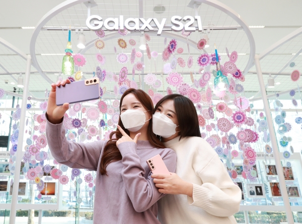 서울 강남구 삼성 디지털프라자 삼성대치점에서 소비자들이 '갤럭시 S21'로 셀피를 촬영하고 있는 모습 (사진=삼성전자 제공)