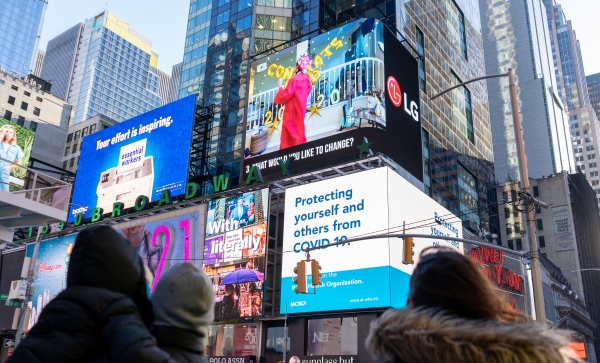 현지시간 8일 미국 뉴욕 타임스스퀘어의 전광판에서 영화 'Life in a day'가 상영되고 있다. 상영 중간 광고를 통해 집에서도 LG 올레드 TV의 압도적인 4K 화질로 영화를 즐길 수 있다고 소개했다.
