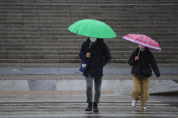 서울 지역에 비가 내리고 있는 21일 오후 서울 종로구 세종문화회관 앞에서 우산을 쓴 시민들이 걷고 있다.(사진=뉴시스)