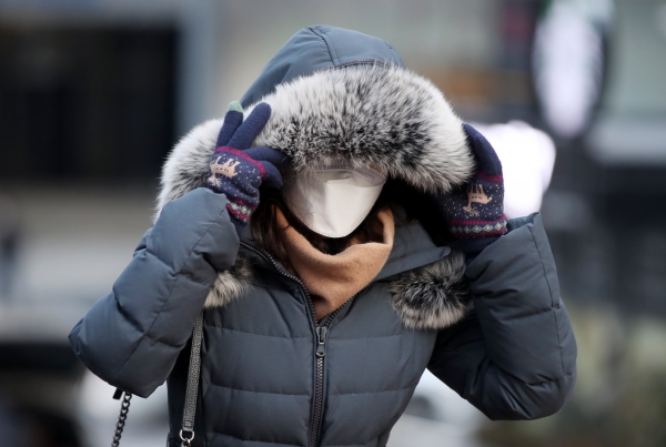 기온이 다시 떨어지며 영하권 추위가 찾아온 2일 오전 서울 중구 시청역 인근에서 두꺼운 옷을 입은 시민이 출근하고 있다.(사진=뉴시스)