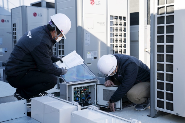 LG전자 직원들이 경상남도 김해시 진영휴게소에 설치된 하이브리드 히트펌프 시스템 에어컨을 점검하고 있다. (사진=LG전자 제공)