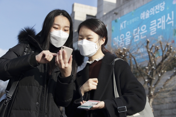 KT가 오는 2월 26일 서울 예술의전당 콘서트홀에서 ‘마음을 담은 클래식’ 공연을 개최한다고 18일 밝혔다. KT 직원들이 예술의전당에서 공연 입장권을 예매하고 있다. (사진=KT 제공)