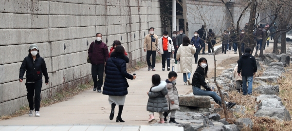 설날 연휴 마지막날이자 전국적으로 포근한 날씨를 보인 14일 오후 서울 종로구 청계천에서 시민들이 산책을 하고 있다.(사진=뉴시스)