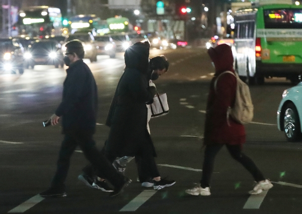 봄 날씨같던 한낮과 달리 기온이 뚝 떨어진 22일 밤 서울 종로구 세종로 네거리에서 시민들이 옷깃을 여민 채 퇴근길 발걸음을 재촉하고 있다. (사진=뉴시스)
