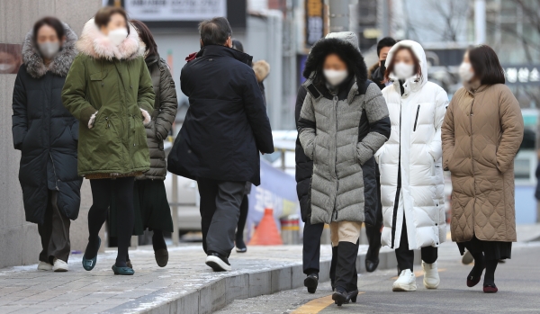 서울 최저기온이 영하 10도까지 떨어지며 강추위가 이어지고 있는 17일 오후 서울 중구 시청역 인근에서 시민들이 발걸음을 옮기고 있다. (사진=뉴시스)