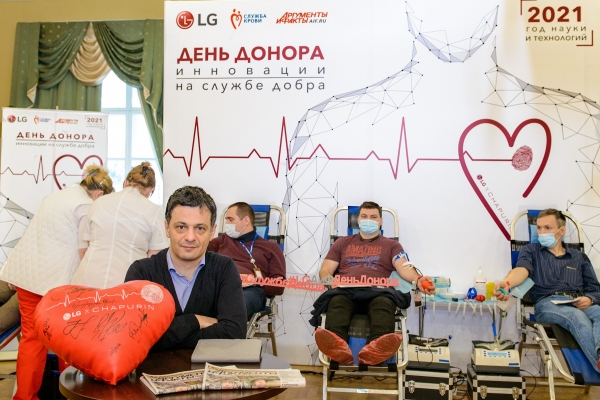 LG전자가 최근 러시아 모스크바에서 현지 주요 출판사인 ‘Arguments & Facts’와 함께 헌혈캠페인을 진행했다. 양사는 러시아 지역사회에 헌혈이 소중한 생명을 살리는 데 도움이 된다는 것을 널리 알리고 수혈이 필요한 환자들에게 도움이 되고자 이번 행사를 마련했다. (사진=LG전자 제공)