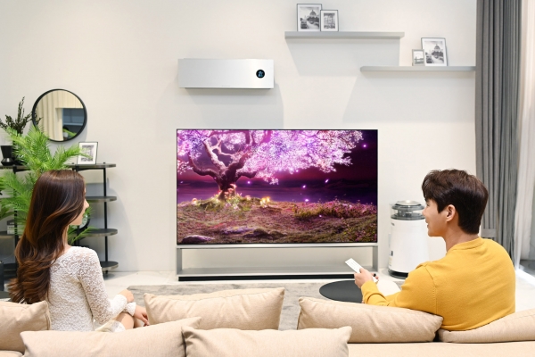 LG전자 모델들이 세계 최초 8K 올레드 TV인  LG 시그니처 올레드 8K를 소개하고 있다. (사진=LG전자 제공)