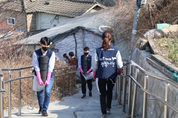 지난 10일 서울 홍제동 개미마을에서 OK금융그룹 신입사원들이 ‘연탄 나눔’ 봉사를 진행하고 있다. (사진-OK금융그룹 제공)