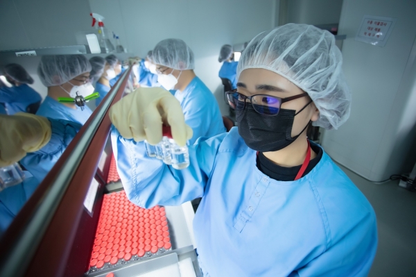 SK바이오사이언스 직원들이 안동L하우스에서 생산되는 코로나19 백신을 검수하고 있다. (사진=SK바이오사이언스 제공)