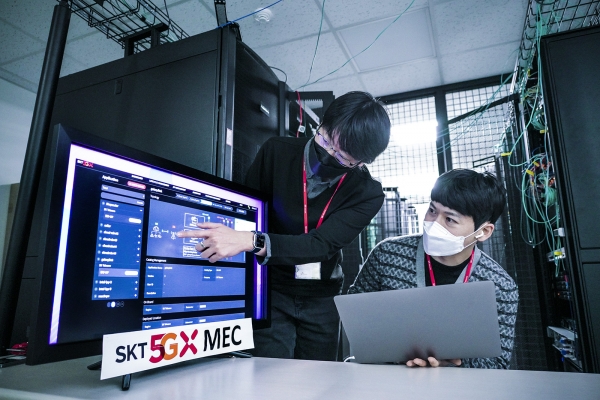 SK텔레콤 5G MEC 개발 담당 연구원들이 SK텔레콤 분당사옥 테스트베드에서 5G MEC 기술을 연구하고 있다. (사진=SK텔레콤 제공)