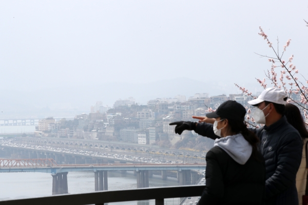 쌀쌀한 날씨가 이어지고 내륙 곳곳의 대기 질이 탁한 21일 오후 서울 성동구 응봉산에서 바라본 서울도심이 흐리게 보이고 있다.(사진=뉴시스)