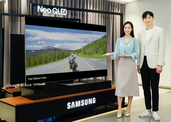 삼성전자 모델이 경기도 수원시 삼성전자 수원 디지털시티에서 Neo QLED TV 제품으로 8K 영화 "투 옐로우 라인"을 선보이고 있다. (사진=삼성전자 제공)