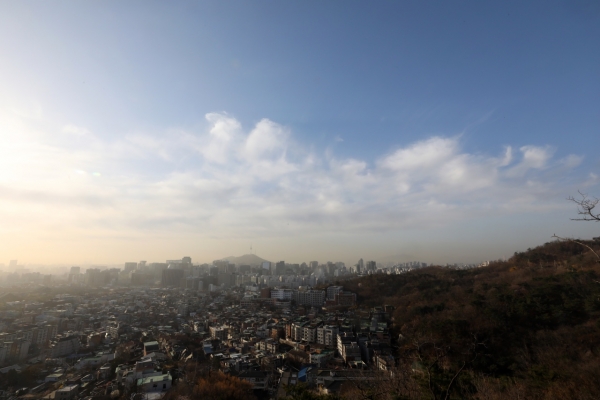 전국 대부분 지역 미세먼지 농도가 매우나쁨 수준을 보인 30일 오전 서울 도심이 파란 하늘 아래 뿌옇게 흐려져 있다. (사진=뉴시스)