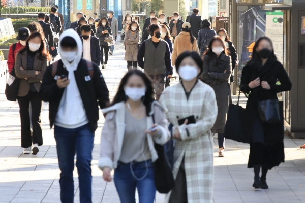 서울 지역 아침 최저기온이 2도까지 떨어지며 쌀쌀한 날씨를 보인 3일 오전 서울 종로구 종로1가 인근에서 두꺼운 옷을 입은 시민들이 출근길 발걸음을 옮기고 있다. (사진=뉴시스)