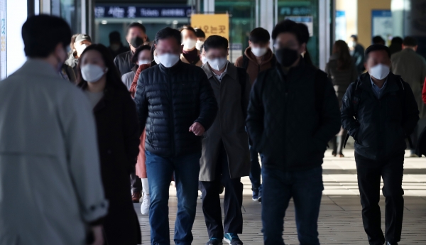 전국에 찬바람이 불며 꽃샘추위가 찾아온 22일 오전 서울역에서 시민들이 두꺼운 옷을 입고 발걸음을 옮기고 있다.(사진=뉴시스)