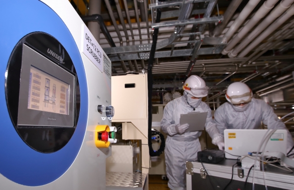 LG디스플레이 파주 공장에 설치된 온실가스 감축설비를 통해 배출되는 온실가스량을 직원들이 모니터링하고 있다.