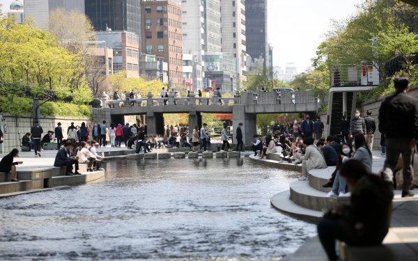 완연한 봄 날씨가 이어지는 19일 오후 서울 청계천에서 시민들이 산책하고 있다.(사진=뉴시스)