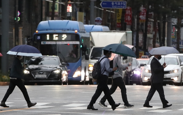 봄비가 내리는 4일 오전 서울 중구 을지로에서 시민들이 우산을 들고 출근길 발걸음을 재촉하고 있다. (사진=뉴시스)