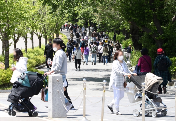 어린이날인 5일 경기도 과천시 서울대공원을 찾은 시민들이 여유로운 시간을 보내고 있다. (사진=뉴시스)