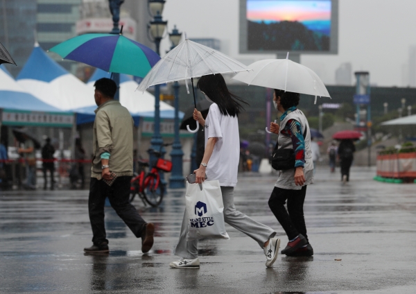 전국이 흐리고 비가 내린 16일 서울역 앞 도로에서 시민들이 우산을 쓰고 발걸음을 옮기고 있다. (사진=뉴시스)
