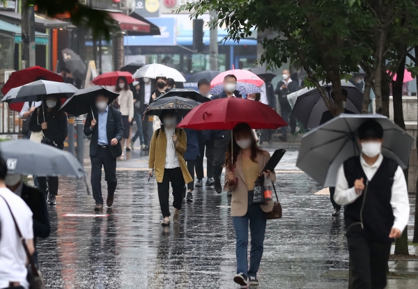 이슬비가 내리고 있는 17일 오전 서울 영등포구 여의도역 인근에서 시민들이 우산을 쓰고 걸어가고 있다.(사진=뉴시스)