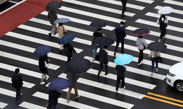 이슬비가 내리고 있는 17일 오전 서울 영등포구 여의도역 인근에서 시민들이 우산을 쓰고 걸어가고 있다. (사진=뉴시스)