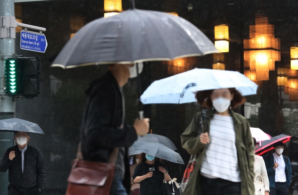 전국에 많은 비가 내린 28일 서울시청 인근 도로에서 우산을 쓴 직장인들이 출근하고 있다. (사진=뉴시스)
