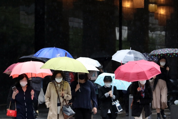 전국에 많은 비가 내린 28일 서울시청 인근 도로에서 우산을 쓴 직장인들이 출근하고 있다. (사진=뉴시스)