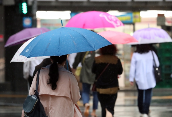 전국에 많은 비가 내린 28일 서울시청 인근 도로에서 우산을 쓴 직장인들이 출근하고 있다.(사진=뉴시스)